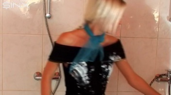 Wet and Messy Blondes Get Doused In Paint Screencap 3 on www.sinx.com