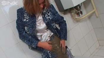 Mud Covered Hottie Rinses Off In Shower Screencap 9 on www.sinx.com