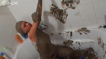 Mud Covered Hottie Rinses Off In Shower Screencap 23 on www.sinx.com