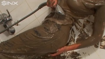 Mud Covered Hottie Rinses Off In Shower Screencap 35 on www.sinx.com