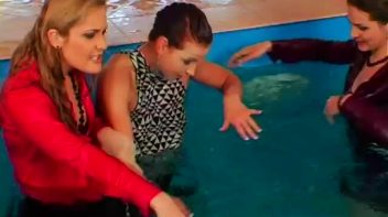 Splish Splash Eurobaabe Fun Screencap 27 on www.sinx.com