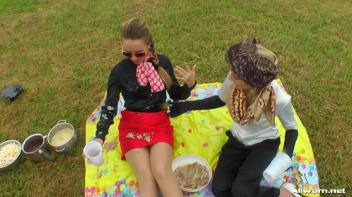 Messing Up A Perfectly Good Picnic Screencap 13 on www.sinx.com