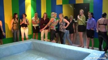 Jersie Girl Goes Hard In The Pit! Screencap 1 on www.sinx.com