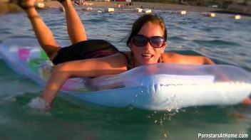 Wetlook In Paradise Screencap 16 on www.sinx.com