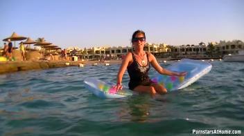 Wetlook In Paradise Screencap 21 on www.sinx.com