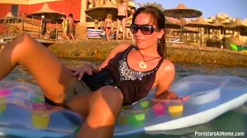 Wetlook In Paradise Screencap 22 on www.sinx.com