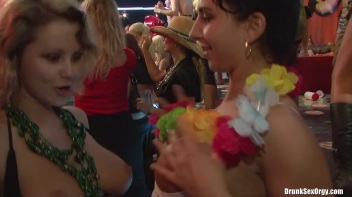 Bikini Beach Balls Part 5 - Cam 3 Screencap 96 on www.sinx.com