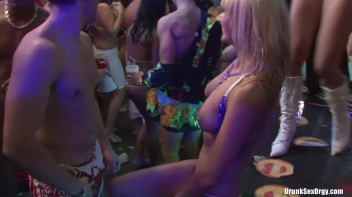 Bikini Beach Balls Part 5 - Cam 3 Screencap 112 on www.sinx.com