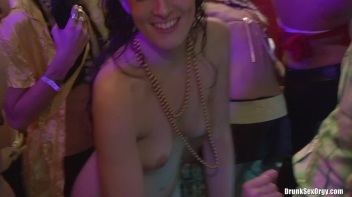 Bikini Beach Balls Part 5 - Cam 3 Screencap 4 on www.sinx.com