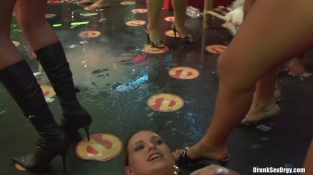 Bikini Beach Balls Part 5 - Cam 3 Screencap 45 on www.sinx.com
