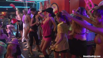 Bikini Beach Balls Part 5 - Cam 3 Screencap 70 on www.sinx.com