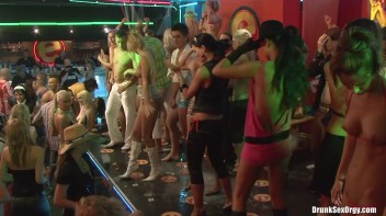 Bikini Beach Balls Part 5 - Cam 3 Screencap 79 on www.sinx.com
