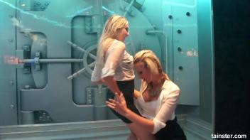 I can see your bra Screencap 1 on www.sinx.com