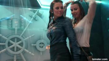 I can see your bra Screencap 29 on www.sinx.com