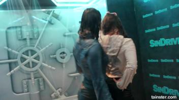 I can see your bra Screencap 33 on www.sinx.com