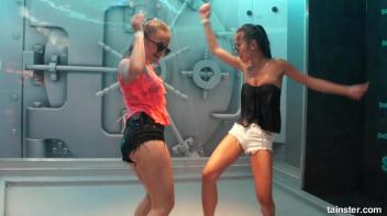 I can see your bra Screencap 37 on www.sinx.com