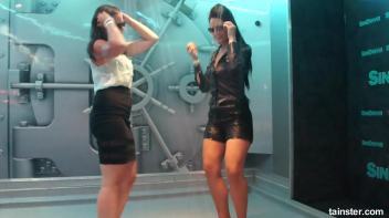 I can see your bra Screencap 54 on www.sinx.com