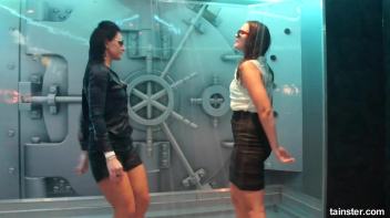 I can see your bra Screencap 59 on www.sinx.com