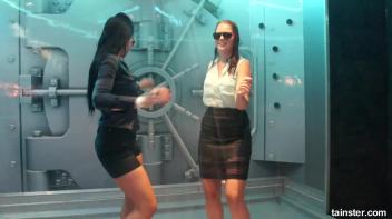 I can see your bra Screencap 61 on www.sinx.com