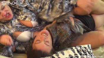 Ripping and Roaring Catfight Screencap 53 on www.sinx.com