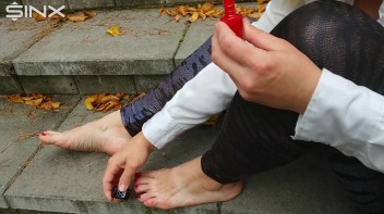 Blonde Babe Paints Her Nails Screencap 20 on www.sinx.com