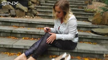 Blonde Babe Paints Her Nails Screencap 23 on www.sinx.com