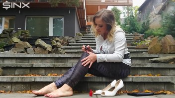 Blonde Babe Paints Her Nails Screencap 24 on www.sinx.com