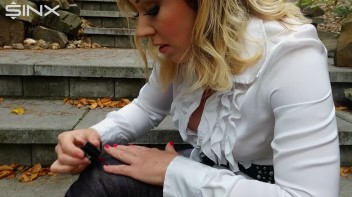 Blonde Babe Paints Her Nails Screencap 30 on www.sinx.com