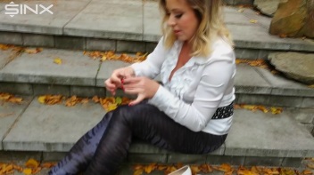 Blonde Babe Paints Her Nails Screencap 33 on www.sinx.com