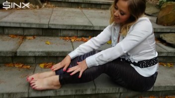 Blonde Babe Paints Her Nails Screencap 48 on www.sinx.com