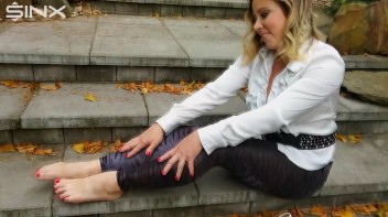 Blonde Babe Paints Her Nails Screencap 52 on www.sinx.com