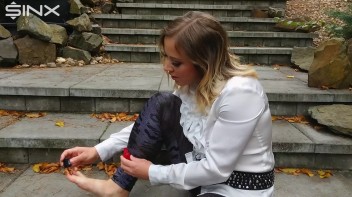 Blonde Babe Paints Her Nails Screencap 6 on www.sinx.com