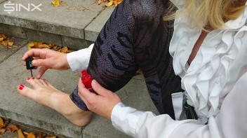 Blonde Babe Paints Her Nails Screencap 9 on www.sinx.com