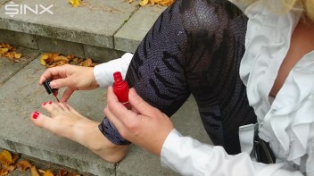 Blonde Babe Paints Her Nails Screencap 10 on www.sinx.com