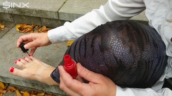 Blonde Babe Paints Her Nails Screencap 11 on www.sinx.com