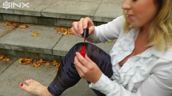 Blonde Babe Paints Her Nails Screencap 12 on www.sinx.com