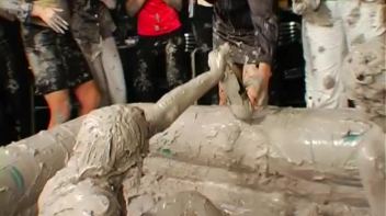 Spilled Drink Leads To Fight Screencap 108 on www.sinx.com