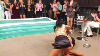 Spilled Drink Leads To Fight Screencap 14 on www.sinx.com