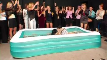 Spilled Drink Leads To Fight Screencap 21 on www.sinx.com