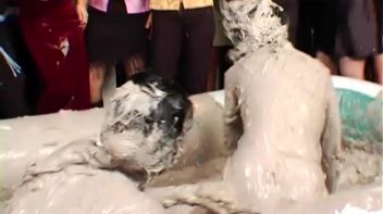 Spilled Drink Leads To Fight Screencap 37 on www.sinx.com