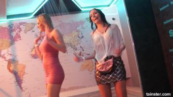 Dancing babes Screencap 13 on www.sinx.com