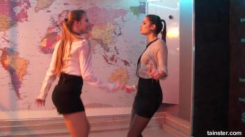 Dancing babes Screencap 19 on www.sinx.com