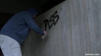 Alice treats herself with a golden shower Screencap 1 on www.sinx.com