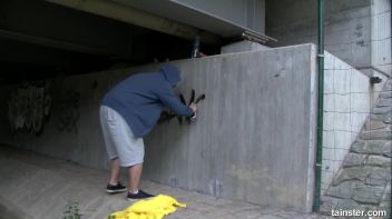 Alice treats herself with a golden shower Screencap 2 on www.sinx.com