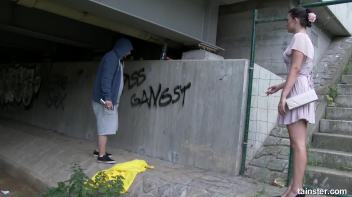 Alice treats herself with a golden shower Screencap 3 on www.sinx.com