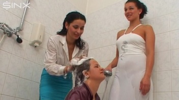 Pretty Girls Enjoy Hair Washing And Lathering Screencap 39 on www.sinx.com