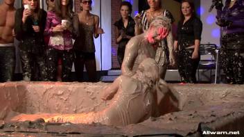 Eliss vs. Jordan Mud Massacre Screencap 16 on www.sinx.com