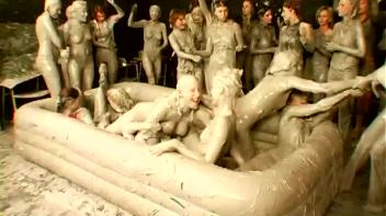 Underground Eurobabe Mud Club Screencap 48 on www.sinx.com