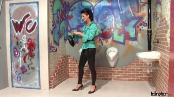 She Knocks And He Cums Screencap 2 on www.sinx.com