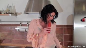 Proper Housewife Pussy and Piss Play! Screencap 20 on www.sinx.com